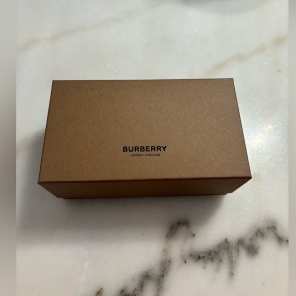 EUC - Burberry Sunglasses; Full inclusion BE4366 - Picture 6 of 8